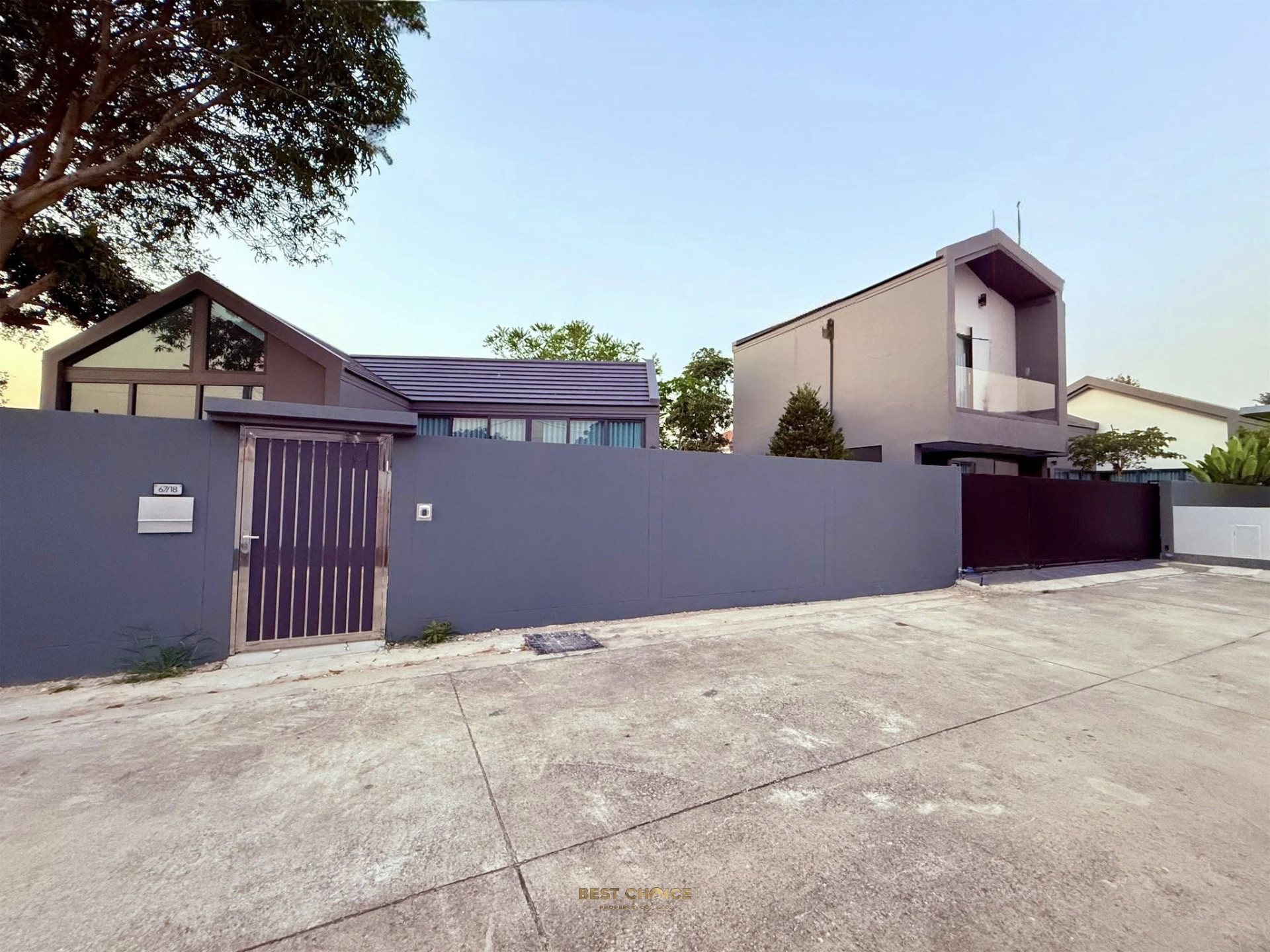 Pool villa 4 bedrooms comes with private guesthouse for sale
